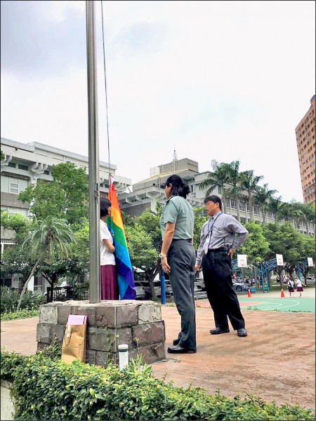 曉明女中傳有學生在校園掛彩虹旗被阻撤下。（圖：擷取自臉書）