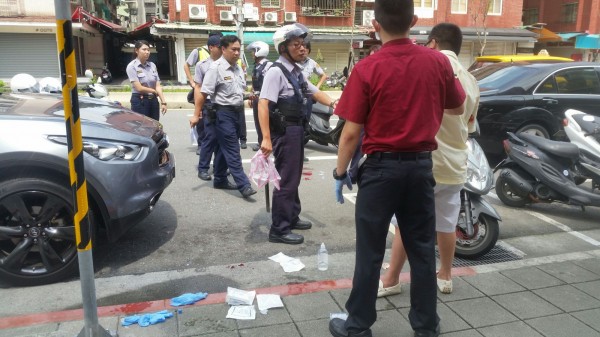 警方到場趕緊制止雙方。（記者姚岳宏翻攝）