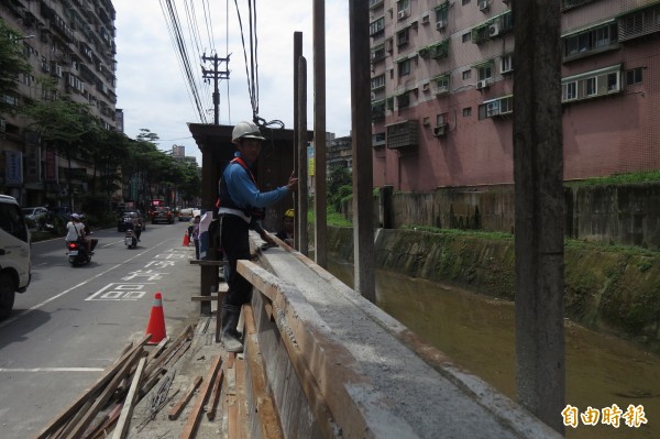 14日又有梅雨要降臨，包商正加緊趕工，早日完成大武崙溪堤防工程。（記者俞肇福攝）