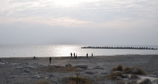 有媒體報導指出，茄萣沙灘在2013至2014年間，共有7名學生戲水溺斃，有學者指出當地的「離岸流」就是溺水意外元兇。（圖截自Google Map）