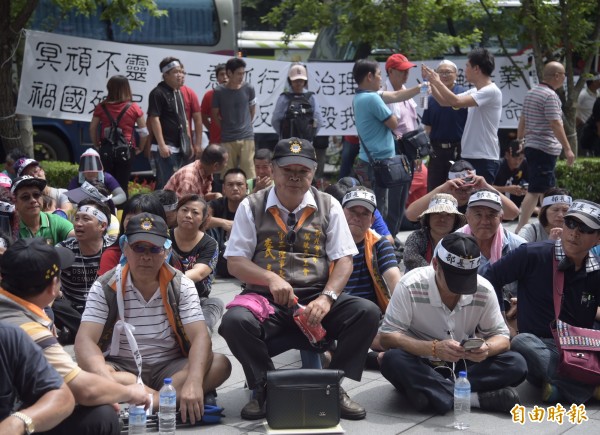 百輛遊覽車包圍交通部，要求客運不得跨界包車。（記者黃耀徵攝）