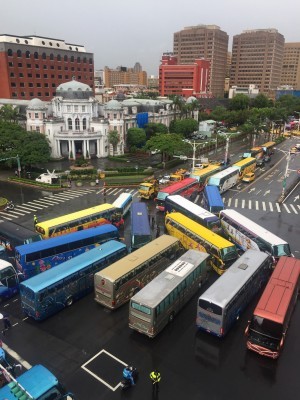 抗議的多台遊覽車硬生生擠在路口，一旁則有拖吊車等待，不過遊覽車的數量仍遠多於拖吊車。（圖擷取自PTT）