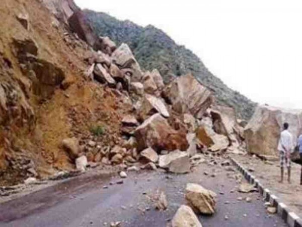 孟加拉連日降下暴雨，今天造成土石流災情，目前已傳出35人死亡。（圖擷自timesnow.tv）