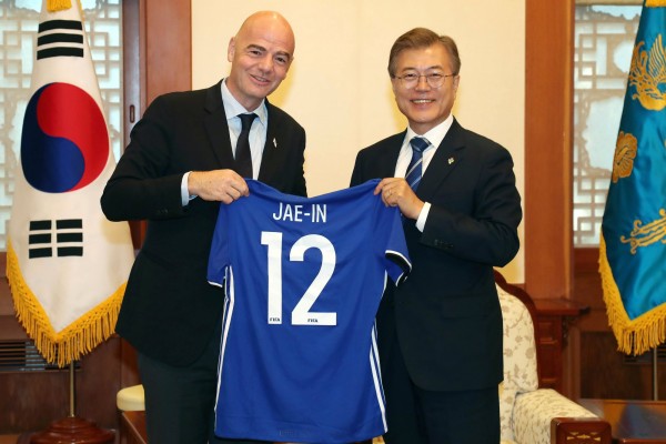 南韓總統文在寅與國際足球總會（FIFA）主席伊凡提諾會面，表達願與鄰國合辦世足賽的意願。（歐新社）