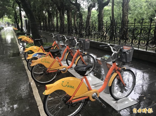 台北市議員陳炳甫質疑，推廣U-car，原應比照YouBike模式，北市府卻僅設充電柱，與推廣共享經濟的初衷背道而馳。（記者陳紜甄攝）