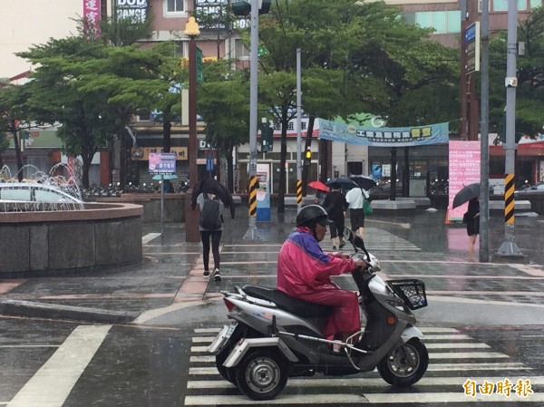 大雨下個不停，每逢暴雨一來，彰化自來水用戶又得擔心何時突然要停水，何時復水也要看天氣變化狀況。（記者張聰秋攝）