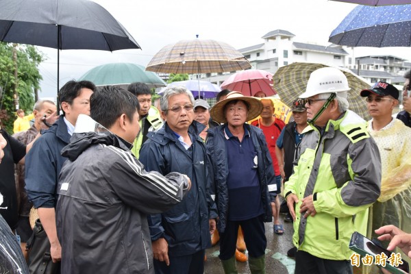 雲林縣李進勇今天早上到斗南石牛溪巡視災損搶修進度。（記者黃淑莉攝）