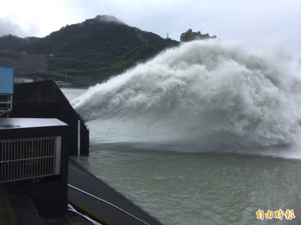 石門水庫持續進行調節性放水，迄下午3點蓄水率剩不到8成（記者李容萍攝）