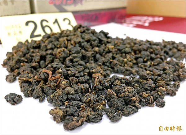 賴姓茶農拿來比賽的茶樣，外觀看不出來是越南茶。
（記者陳鳳麗攝）