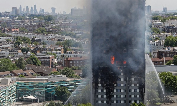 英國倫敦西部一棟公寓大樓「格蘭菲塔」（Grenfell Tower）發生大火。（法新社）