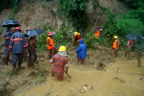 孟加拉連日豪雨成災，造成當地至少144人因遭土石流活埋而喪命。（法新社）