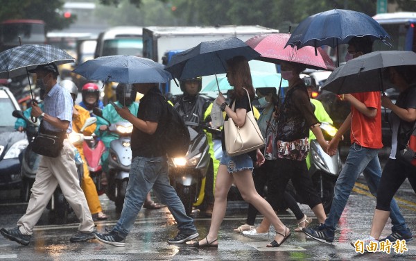 中央氣象局預測，滯留期將持續至19日，降雨時間可能長達一周。（記者廖振輝攝）