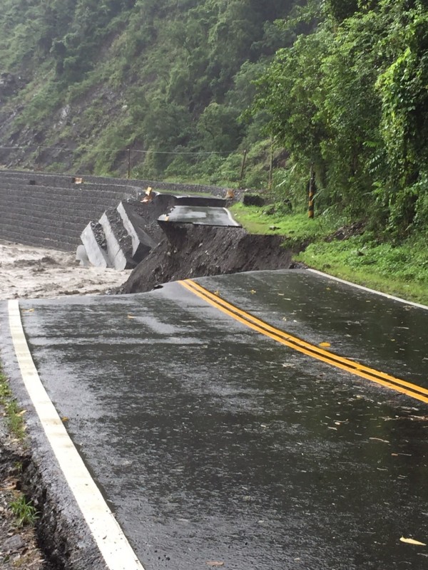 豪雨造成路基流失，桃源區樟山國小明停班停課。（資料照，記者黃佳琳翻攝）