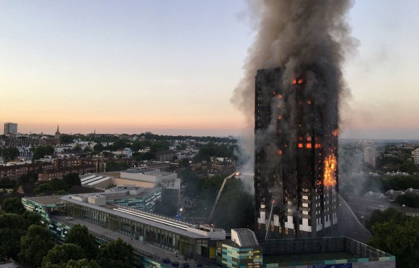 英國倫敦西部一棟公寓大樓「格蘭菲塔」（Grenfell Tower）發生大火。（法新社）