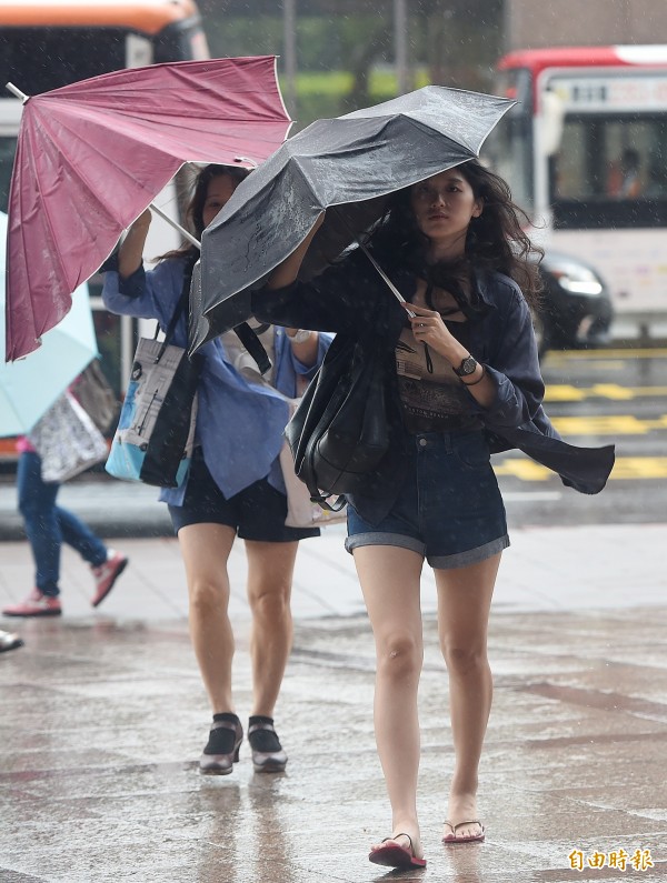 梅雨鋒面抵達影響台灣，全台天氣極不穩定，中央氣象局預測，滯留期將持續至19日，降雨時間可能長達一周。（記者廖振輝攝）