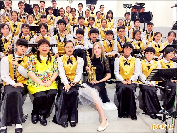 國中畢業季，安和國中音樂班結合俄羅斯美聲小天后Sofia演出成焦點。（記者蘇孟娟攝）