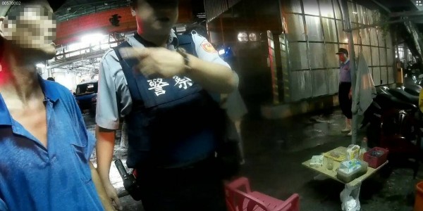 警方帶回李男偵辦。（記者陳文嬋翻攝）