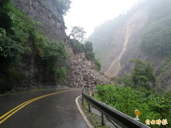 南投縣仁愛鄉台１４線埔霧公路坍方落石交通中斷。（記者佟振國攝）