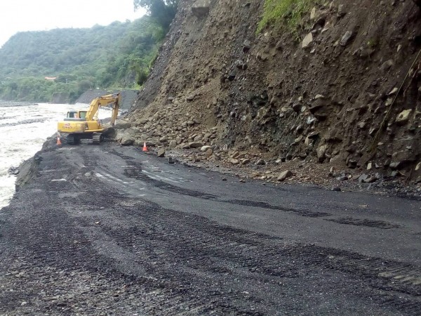 南橫公路台20線勤和段因落石不斷，公路單位緊急實施預警性封閉。（記者黃佳琳翻攝）