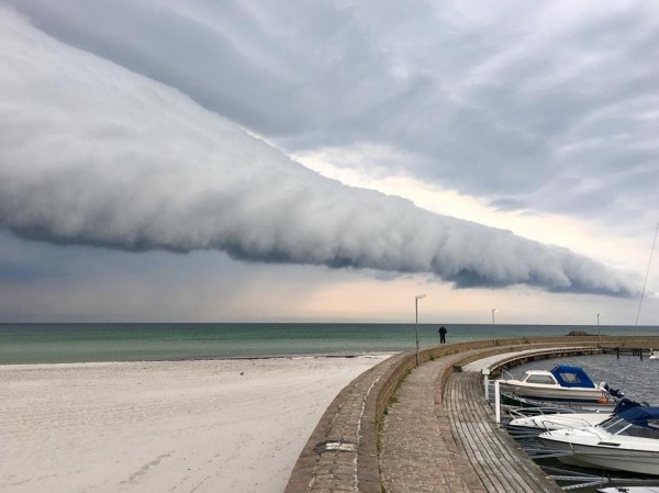 瑞典的天空近曰出現怪異雲朵，其形狀又像圓筒、又像海浪，不少網友推測，此乃末日即近之兆。（圖擷自SVT Väder/Facebook）