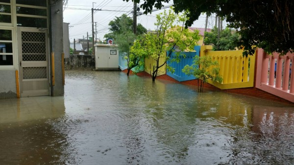 褒忠復興國小因水深及膝緊急停課。（圖雲林縣政府新聞處提供）