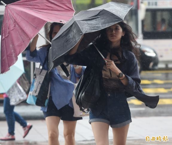 中央氣象局表示，今天受滯留鋒面及西南氣流影響，天氣仍非常不穩定。（資料照，記者廖振輝攝）