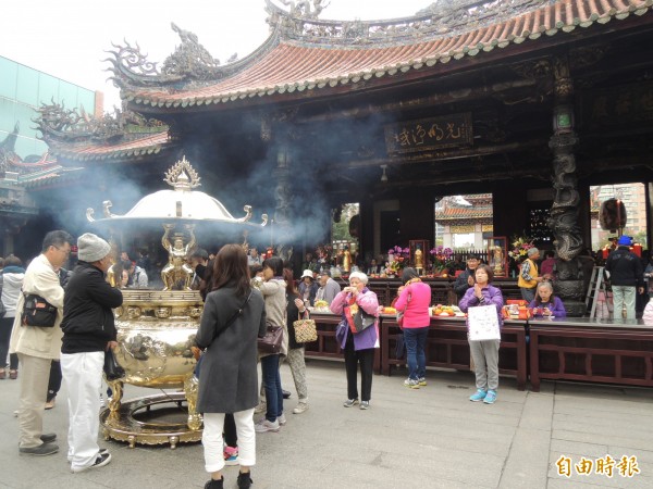 香火鼎盛的台北艋舺龍山寺，明（16日）再減爐，原先的天公爐、觀音佛祖爐及聖母爐3座香爐將只保留正殿的觀音佛祖爐。（資料照，記者葉冠妤攝）