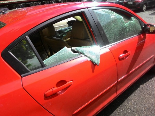 被砸毀的紅色轎車。（記者洪定宏翻攝）