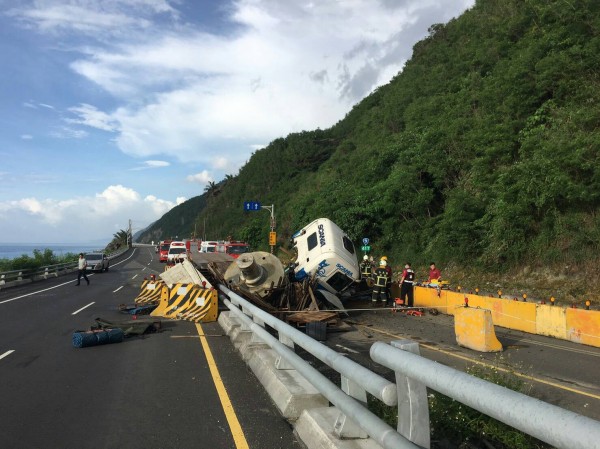 拖板車駕駛疑因精神不濟，自撞紐澤西護欄後失控衝入工區。（記者陳賢義翻攝）