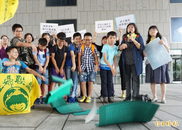 家長團體丟出PVC桌墊，要求退出校園。（記者蔡淑媛攝）                         