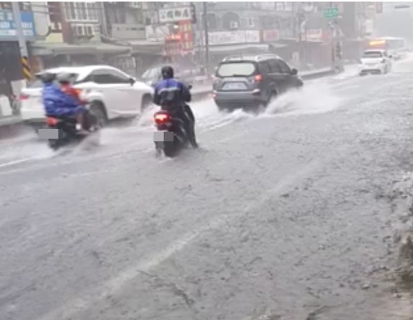 大里中興路一段因排水不良頻淹水，近日梅雨又再度淹水，自來水公司為配合下水道施工，決定19日開始進行管線遷移工程。（記者陳建志翻攝）