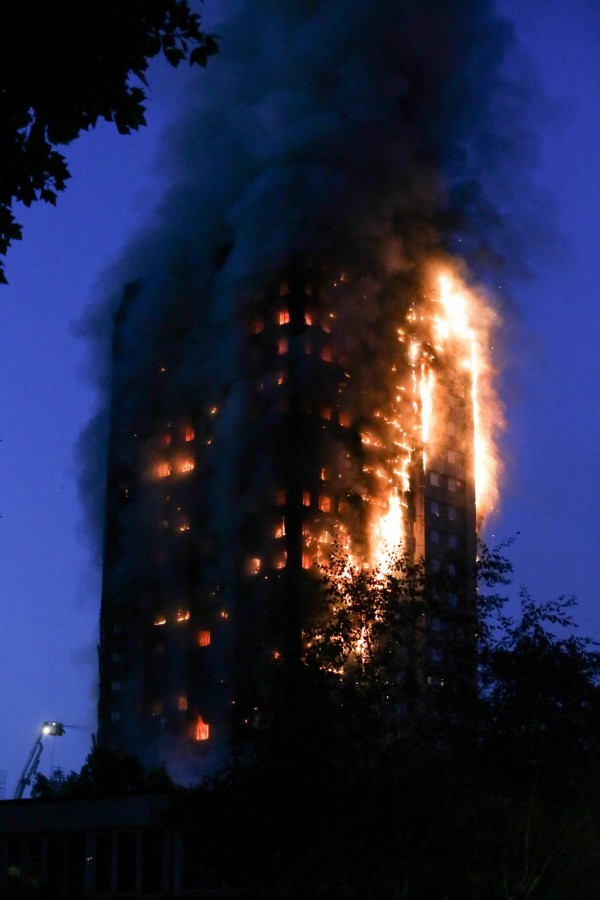 英國倫敦格倫菲大樓（Grenfell Tower）大火，至今已知造成17死，失蹤的65人恐已罹難。（法新社）