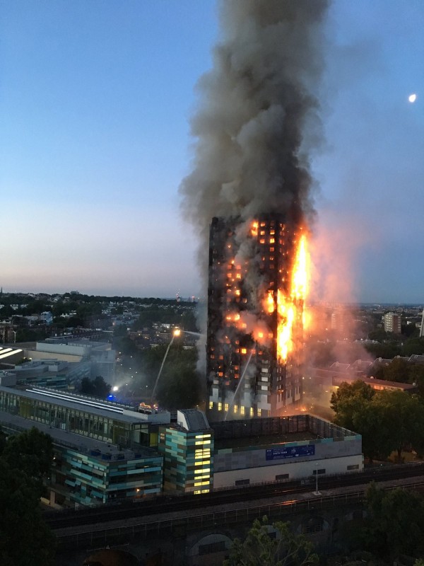 英國倫敦格倫菲大樓（Grenfell Tower）大火，至少造成17死。（法新社）