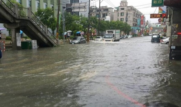 連續梅雨鋒面來襲，日前彰化員林市區接連發生淹水災情。（資料照，記者陳冠備翻攝）