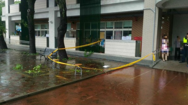 新竹市一所國小今舉行畢業典禮，59歲葉姓男子進入校園，竟爬上離畢典會場約70公尺的3樓教學大樓走廊，遭路過替代役報案，消防人員趕抵，來不及鋪好氣墊，葉男就一躍而下，頭部重創送醫不治。（消防局提供）