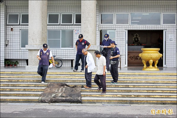 法醫鑑識白骨旁的衣物、棉被等物品。
（記者林宜樟攝）