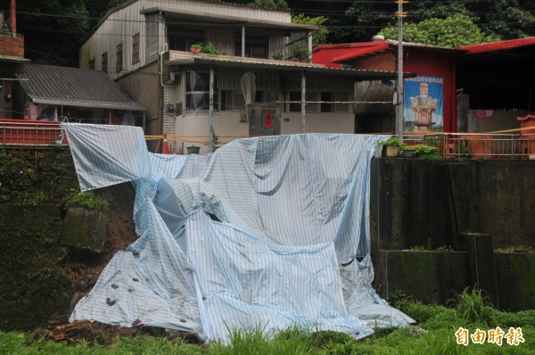 連日降雨，基隆通仁街擋土牆土石坍塌。（記者林欣漢攝）