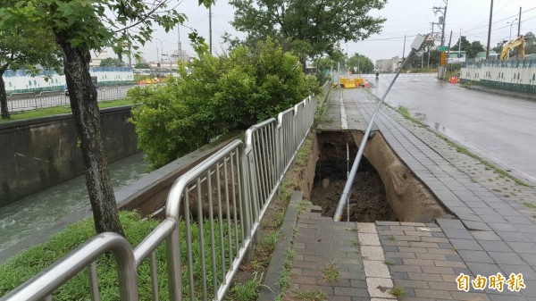 連日大雨，中市南屯環中路五段、永春東三路有一處人行道塌陷。（記者蘇金鳳攝）