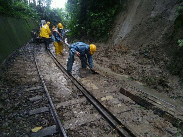 台鐵宣布阿里山森鐵2支線今日下午全面停駛，明日祝山線觀日列車同樣停開。（台鐵局提供）