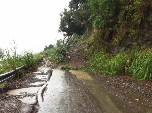 南投連日豪大雨總算可以喘一口氣，圖為投89線34公里處17日出現坍方落石的情況。（民眾提供）