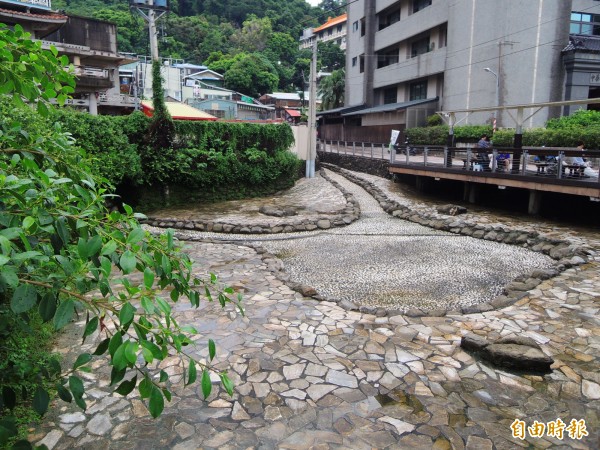 累積雨量超過百毫米，龍巖冽泉涸如乾井。（記者黃旭磊攝）