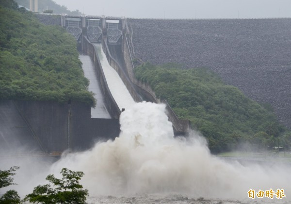 連日降雨，讓水庫喝飽飽，曾文水庫今天中午再度調升放水量。（資料照，記者吳俊鋒攝）