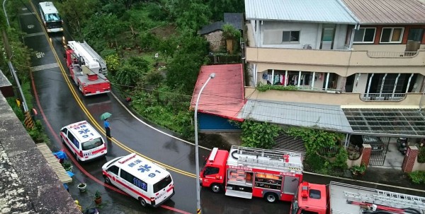 宜蘭縣礁溪鄉老爺酒店員工宿舍驚傳火警，5樓疑似因電線走火冒出黑煙。（記者林敬倫翻攝）