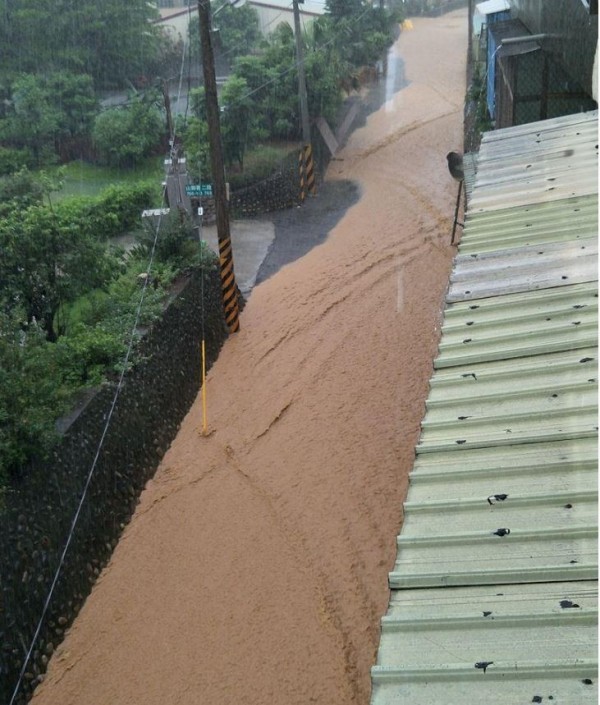 網友表示彰化社頭鄉山腳路，繼前波豪雨後，又再一次變成滾滾濁流。（圖擷取自臉書＿爆料公社）