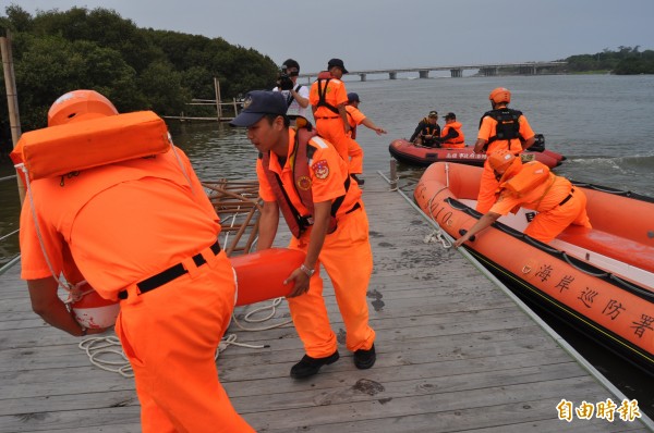 圖為海巡署官兵、消防局出動橡皮艇，將落水遊客救上岸、急救。（資料照）