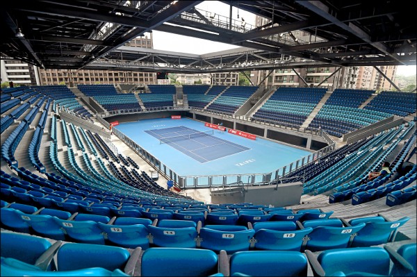世大運完工場館陸續辦理測試賽，但球場狀況頻傳。圖為台北網球中心主球場。（資料照）
