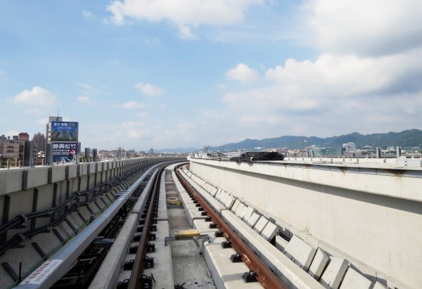 台中捷運綠線軌道全線鋪設完成。（台中市政府交通局提供）          