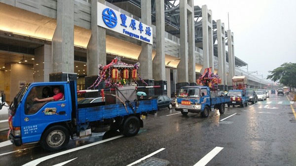 豐原城隍廟利用到各友宮廟致送邀請函，繞境豐原火車站祈福。（豐原城隍廟提供）