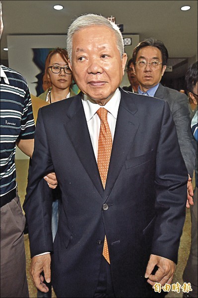 台北地檢署檢察官認為，永豐金董事長何壽川涉違反證券交易法特別背信罪，有串證、滅證及逃亡之虞，向法院聲請羈押禁見。（記者簡榮豐攝）