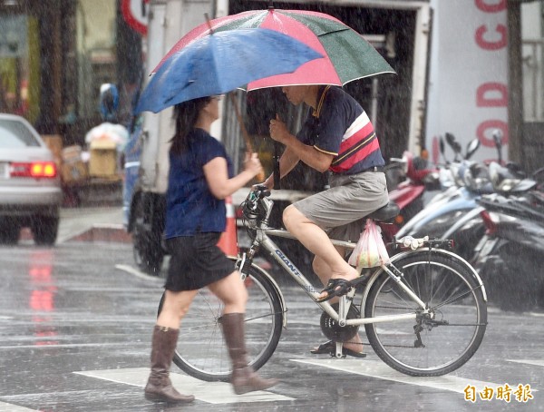 明天（19）受到鋒面影響，各地仍可能出現陣雨或雷雨，中部以北以及山區可能會有較大雨勢。（資料照，記者羅沛德攝）